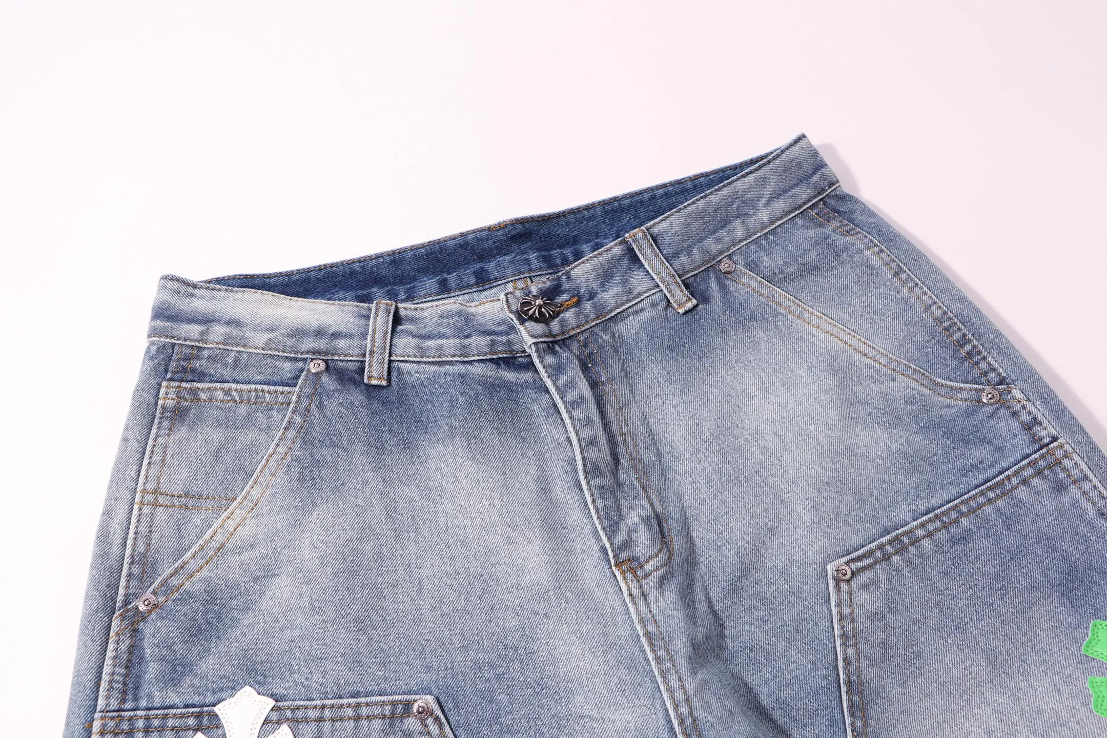 P260 Style No.: H924 Croxin & 𝐂𝐡𝐫𝐨𝐦𝐞 𝐇𝐞𝐚𝐫𝐭 ss25 white and green leather logging work jeans. Styles with different washed textures are very friendly to people with thin legs. The slightly flared version perfectly modifies the leg shape. The timeless and moderate length makes it easy to match and match. It is the basis for various styles and is a must-have in your wardrobe! The fabric is stiff but also makes the upper body soft without losing texture. The washing process is even more perfect. It is a must-have item for everyone! ! ! Washed wheat, hang tag, pants label, three labels complete Color: blue Size: 28-30-32-34-36